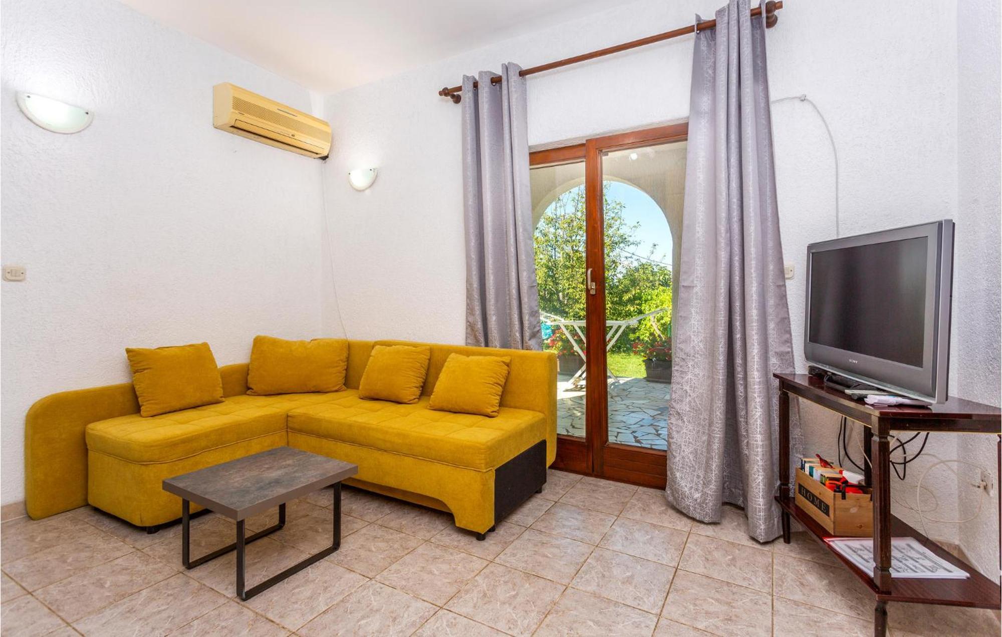 Beautiful Apartment In Malinska With Wifi Exterior foto